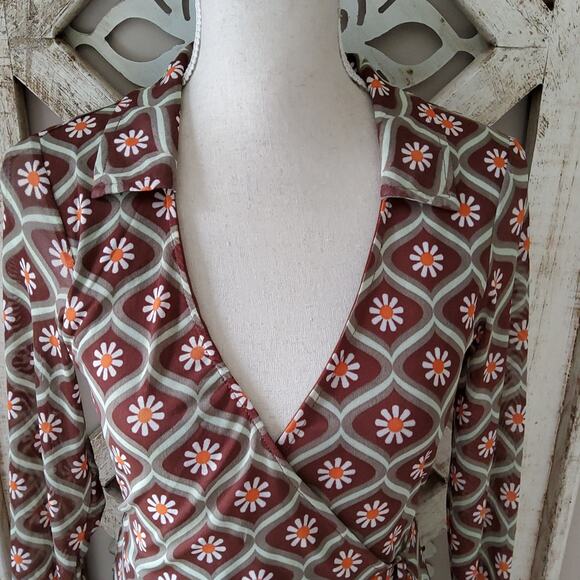 No Comment Junior's Long Sleeve Faux Wrap V-Neck Surplice Dress in Daisy Floral - Picture 3 of 10